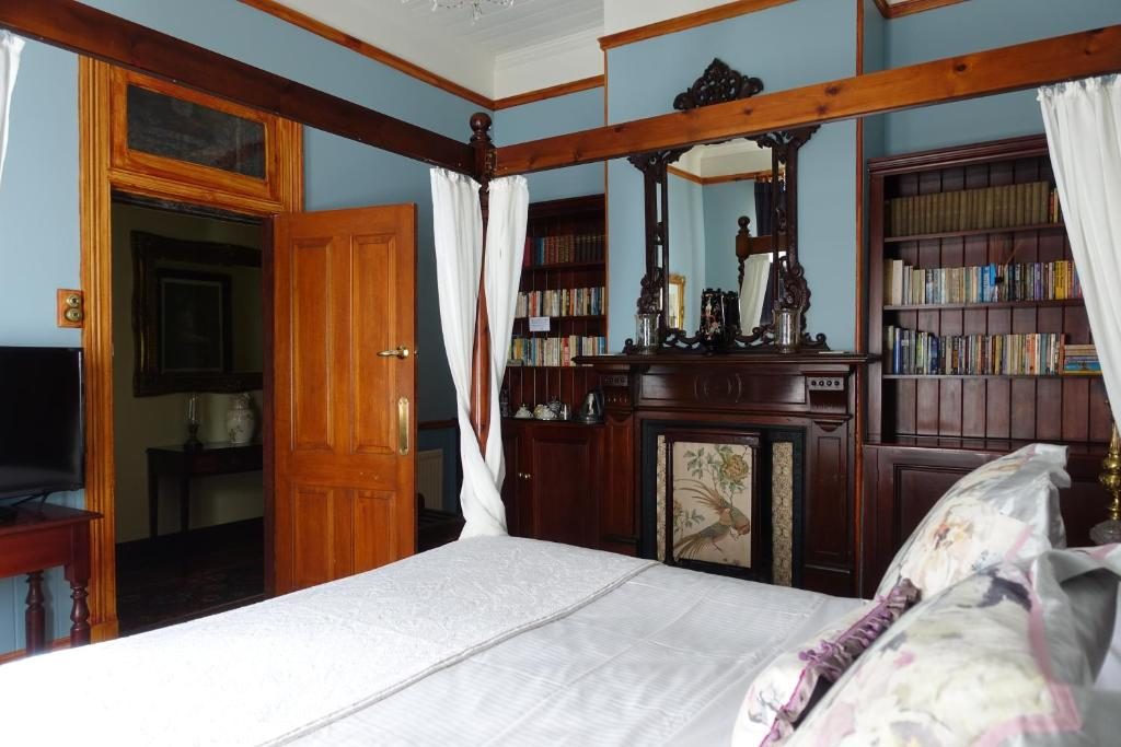 Honeysuckle room at Kurrara Historic Guest House